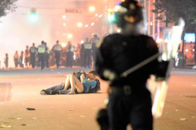 Couple kissing during the riot in Vancouver 2011