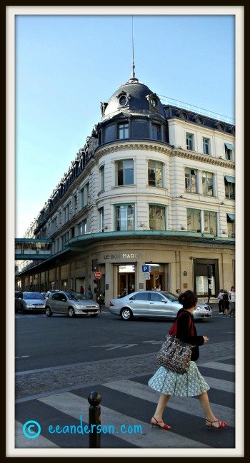  what-to-wear-in-Paris - well dressed women crossing the street